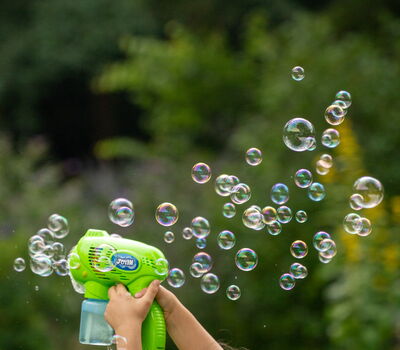 Spielende Kinder im Märchengarten