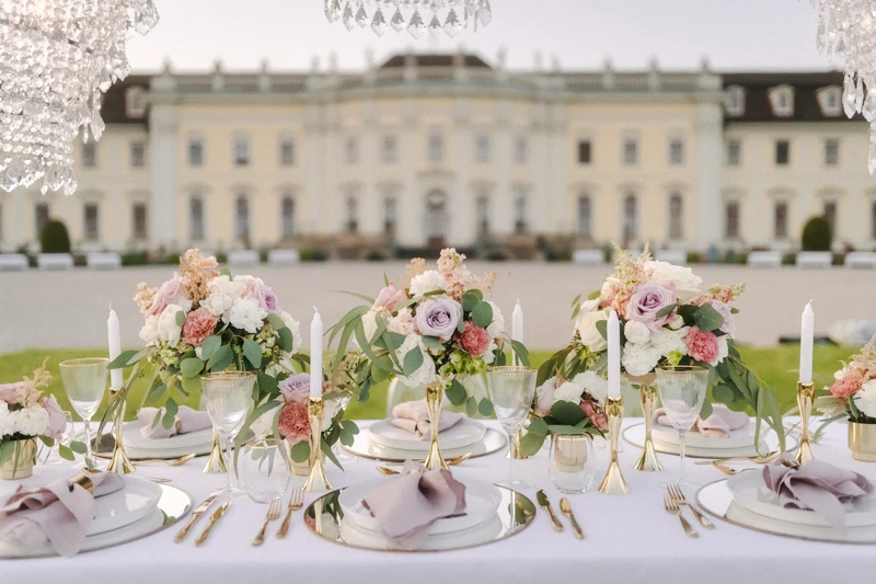 Festlich gedeckter Hochzeitstisch mit Blumen und Kerzen geschmückt