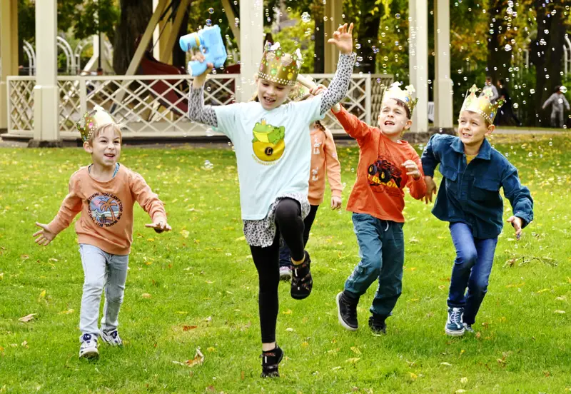 Gruppe spielender Kinder im Märchengarten